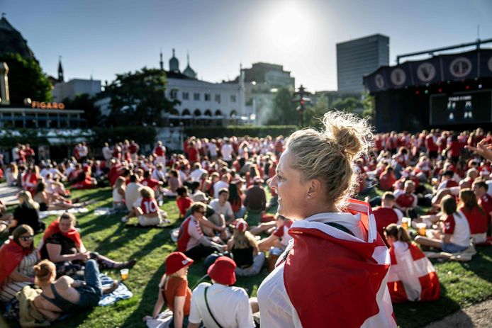 Deense fans komen in Kopenhagen bij elkaar om het duel met Engeland op een groot scherm te bekijken.