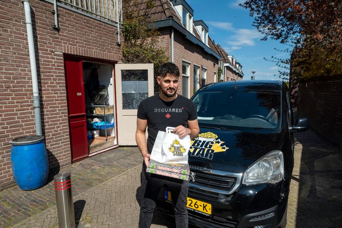 Bayram Guven op de plek op de Bruinstraat naast zijn keuken waar hij geregeld een bekeuring krijgt. Foto: Gerard Burgers.