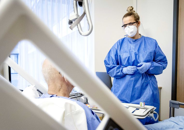 Een verpleegkundige bij  een coronapatiënt in het Catharina Ziekenhuis in Eindhoven. Beeld Sem van der Waal / ANP