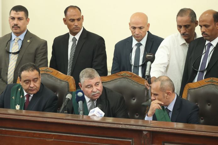 Rechter Hassan Farid (m) praat kort met een collega tijdens de uitspraak tegen de top van de Moslimbroederschap in Cairo.