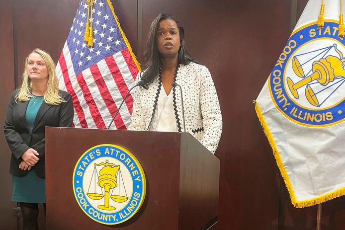 Aanklager Kim Foxx maandag op een persconferentie in Chicago.