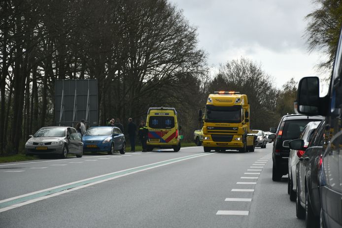 Weer raak op N36: Twee auto's zwaar beschadigd bij botsing in Westerhaar,  bestuurders lichtgewond, Twenterand