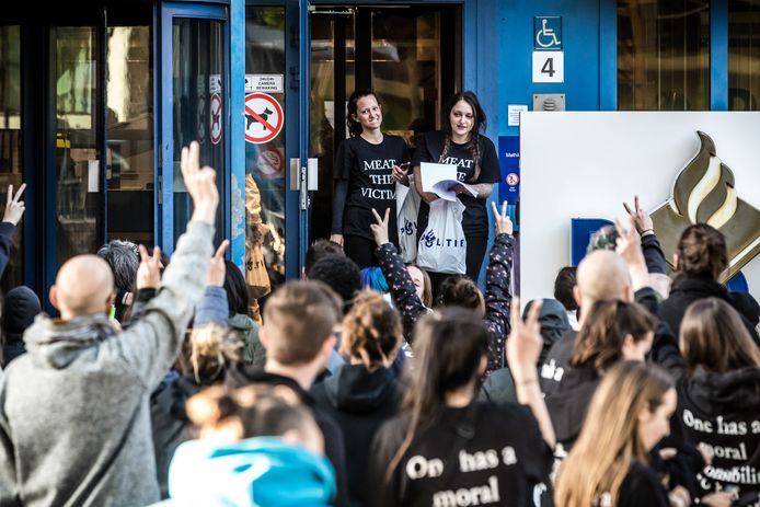 Dierenrechtenactivisten die zijn opgepakt tijdens de stalbezetting in Boxtel worden vrijgelaten op het politiebureau aan de Mathildelaan in Eindhoven.