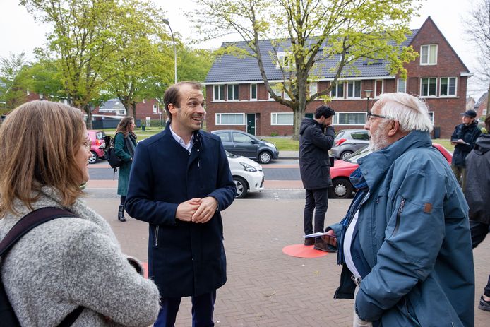 Eindhoven ED2021-10643  bijeenkomsten van de Burgertop. De gemeente Eindhoven wil van de bewoners horen hoe ze de toenemende welvaart ervaren. Daarvoor zijn er drie dagen bijeenkomsten op verschillende locatie. Op de foto *Stijn Steenbakkers* in gesprek met inwoners van de gemeente Eindhoven