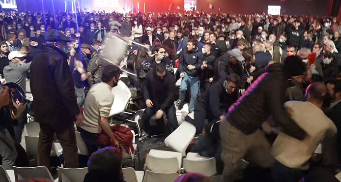 Une capture vidéo tirée d'une séquence de l'AFPTV montre des militants de SOS Racisme  se heurtant à des partisans d'Eric Zemmour à la fin d'un meeting de campagne tenu à Villepinte, près de Paris, le 5 décembre 2021.