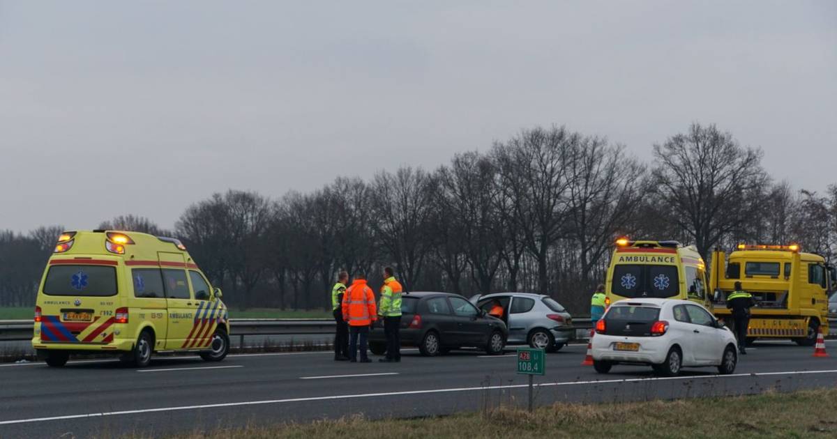 A28 slibt dicht na ongeval bij Rouveen: twee rijstroken afgesloten richting Zwolle.