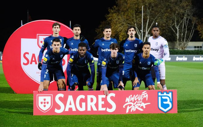 De negen Belenenses-spelers voor aanvang van de match.