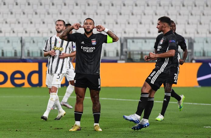 Memphis Depay juicht na zijn rake Panenka-penalty tegen Juventus.
