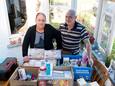 Archiefbeeld van Marja Van Rijswijk en Eddy De Fyn bij het samenstellen van kerstpakketten