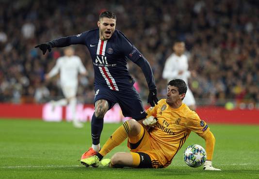 Thibaut Courtois haalt Mauro Icardi neer.