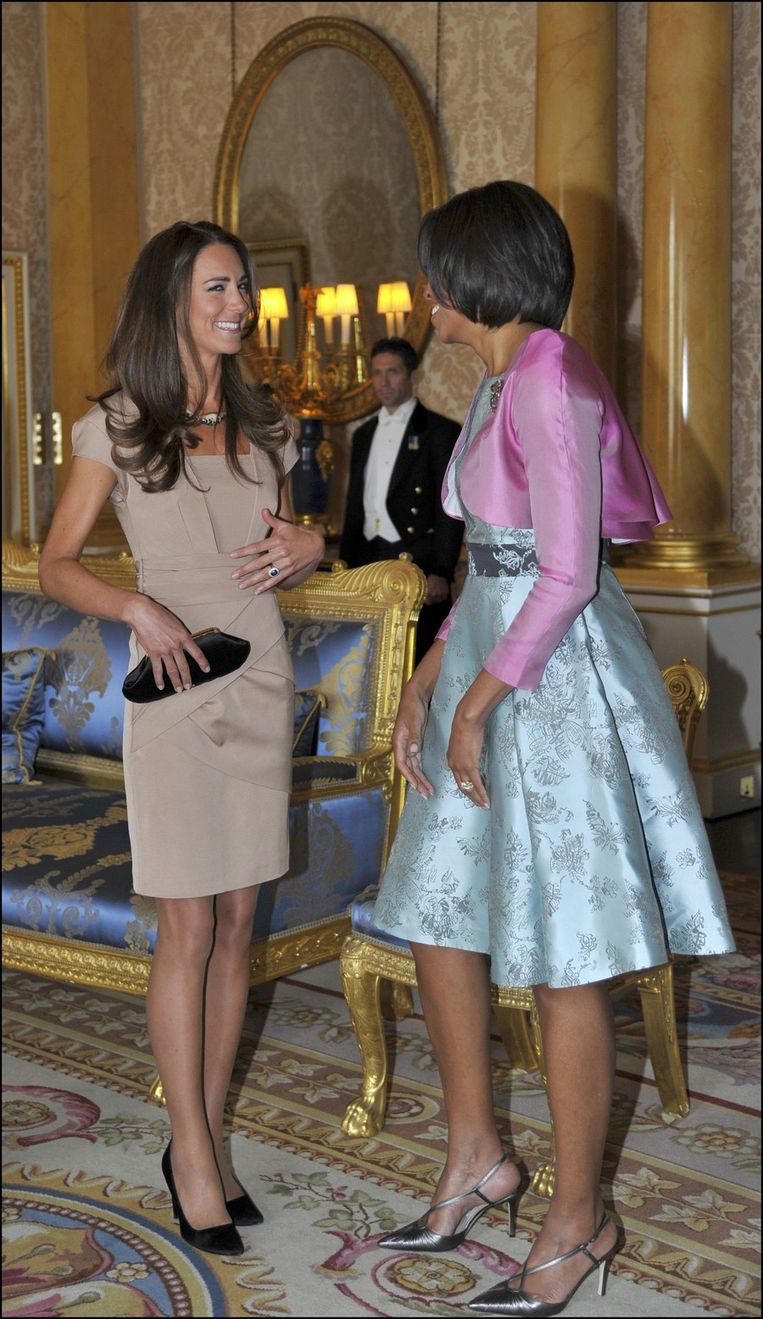 Kate in de intussen beroemde jurk van Reiss, Michelle Obama in een dure designerjurk. Beeld PHOTO_NEWS
