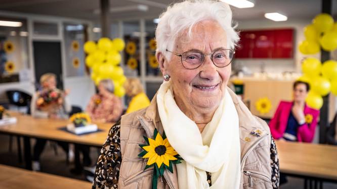 ‘Oons’ Riky (90) uit Albergen stopt na 60 jaar als Zonnebloemvrijwilliger: ‘De oudjes blijf ik wel bezoeken‚ maar voortaan op mijn eigen manier’
