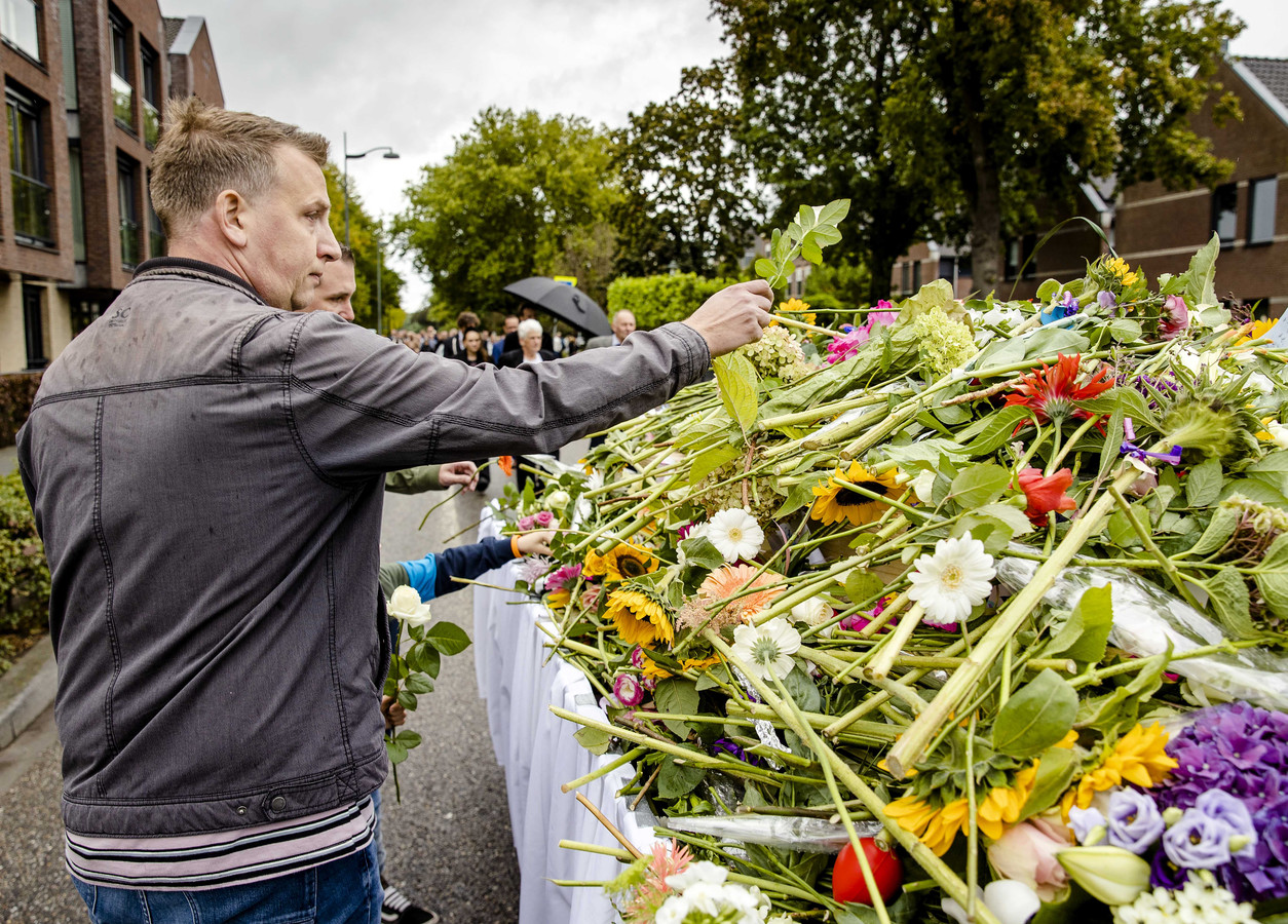 Verkeersdrama Oud Gastel indrukwekkende stoet voor omgekomen gezin