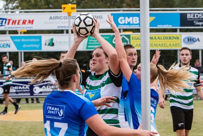 Mayla Berendsen (met bal) was tegen HHV goed voor drie treffers. KVZ won het duel uiteindelijk met 19-12.