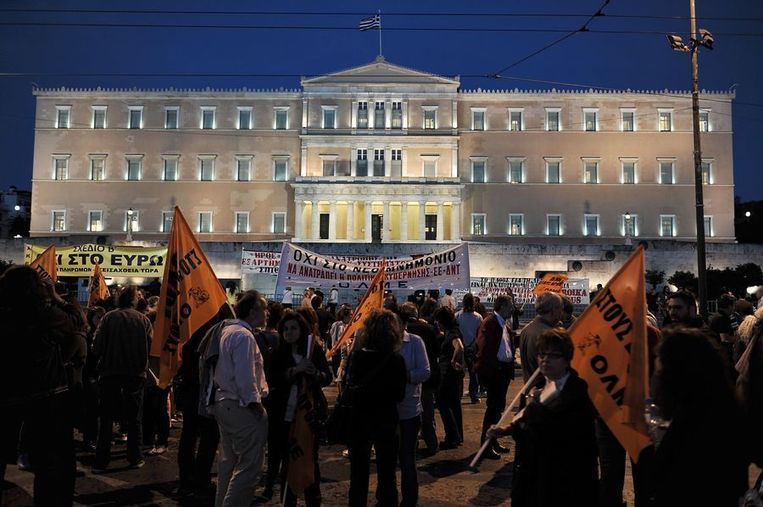 Demonstranten bij het parlementsgebouw in Athene. Beeld afp