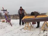 Oekraïners herbegraven lichamen uit massagraf Izjoem