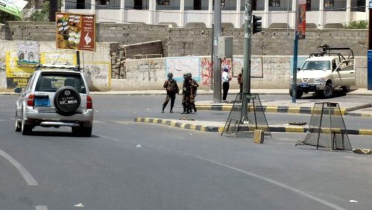 Jemenitische soldaten op een weg die leidt naar de Britse ambassade in Sanaa. ANP Beeld 