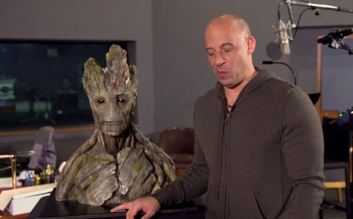 Vin Diesel met een buste van Groot.