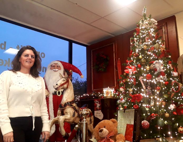 Melinda Neefs bij het kersttafereel dat z'n plekje kreeg bij haar in de zaak Vita Food in Herentals