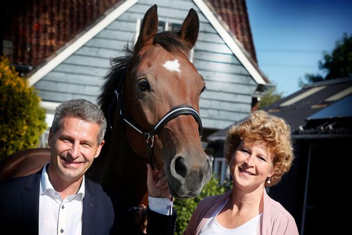 Dirk Heijkoop en zijn vrouw Jolanda, vlak voor zijn installatie eind 2016 op zijn erf in zijn voormalige woonplaats Oud-Alblas.