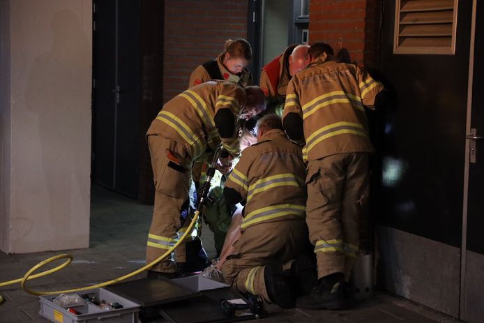 Het slachtoffer zat lelijk klem met zijn duim tussen de brikettenstarter in Arnhem. De brandweer wist hem te bevrijden.
