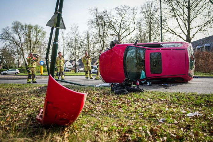 Een auto botste maandagmiddag tegen een lantaarnpaal in Nuenen en kwam op de zijkant tot stilstand.