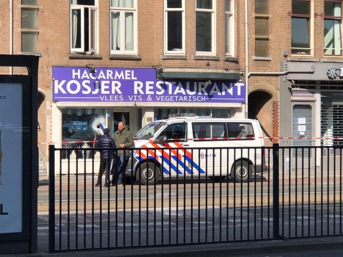 De voorruit van het restaurant HaCarmel aan de Amstelveenseweg werd op 8 mei vernield.