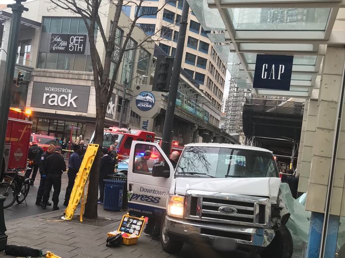 De bestelwagen raakte vier voorbijgangers in het centrum van Seattle vooraleer hij tegen een gevel tot stilstand kwam.