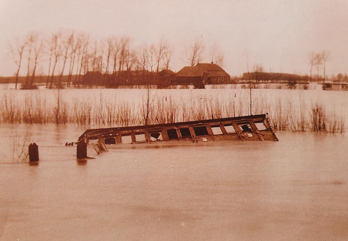 De treinwagon na het ongeluk op 3 januari 1926.