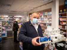 Bert van Die Grenze verkoopt ‘waardeloze mondkapjes’ nu als brilpoetsdoekjes: ‘Het kan niet altijd goud zijn’