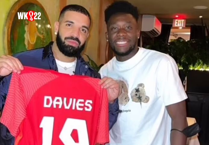 Rapper Drake met Alphonso Davies vorig jaar op een foto na een concert.