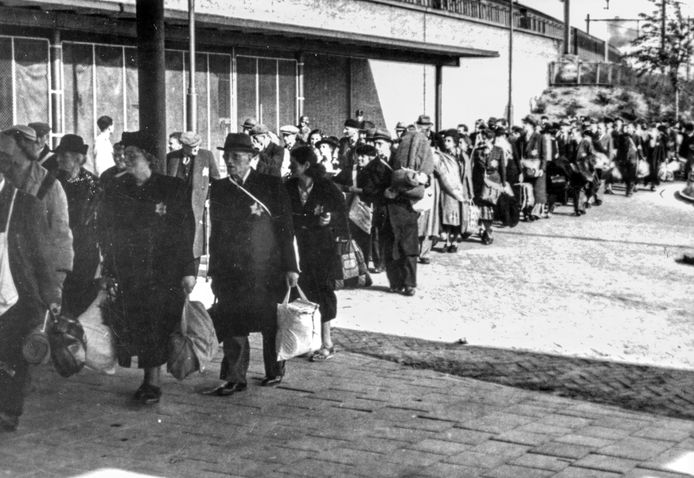 Het Muiderpoortstation, 25 mei 1943. Van de 7000 Joden die zich moesten melden voor deportatie naar Westerbork, verschenen er die dag tot grote irritatie van de Duitsers slechts 500.