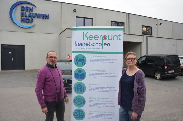 José Depuydt en Vreni Becquaert van Keerpuntschool Waasland aan de nieuwe locatie van de school in Lokeren.