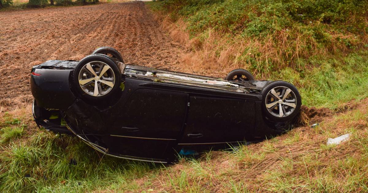 Auto belandt op zijn kop in de sloot in Gaanderen - De Gelderlander
