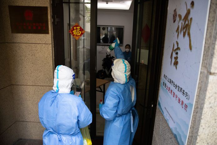 Een gebouw wordt gedesinfecteerd in Shanghai nadat er Covid-testen werden afgenomen.