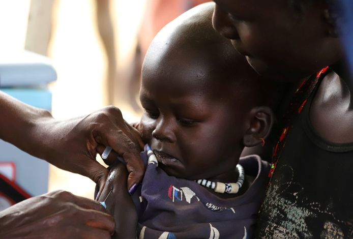 Een kind uit Zuid-Soedan krijgt een vaccinatie tegen mazelen.