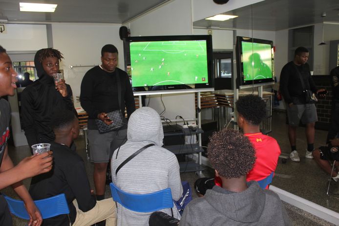 Een potje Fifa spelen.