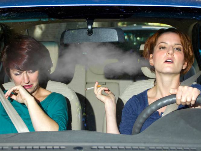 Waarom roken in de auto 27 keer ongezonder is dan roken in huis