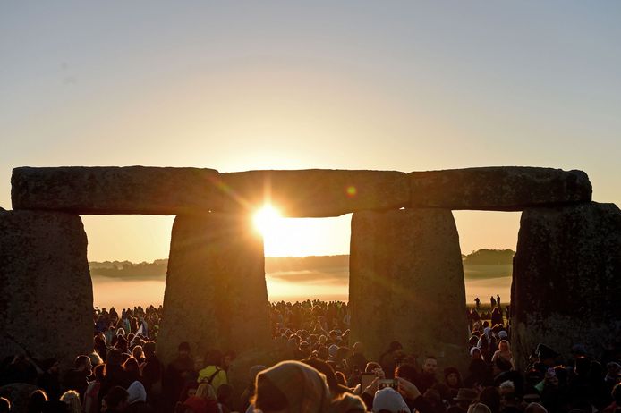 Een midzomerviering in Engeland bij Stonehenge, waar wel vaker zonnewendefeesten worden gehouden.