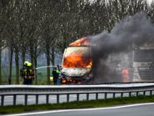 Bestelbus in brand op N11, weg richting Alphen dicht 