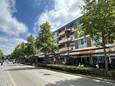 De flat met 36 appartementen en winkelruimtes aan de Schouwburgring moet wijken voor de grootschalige herinrichting van het Louis Bouwmeesterplein.