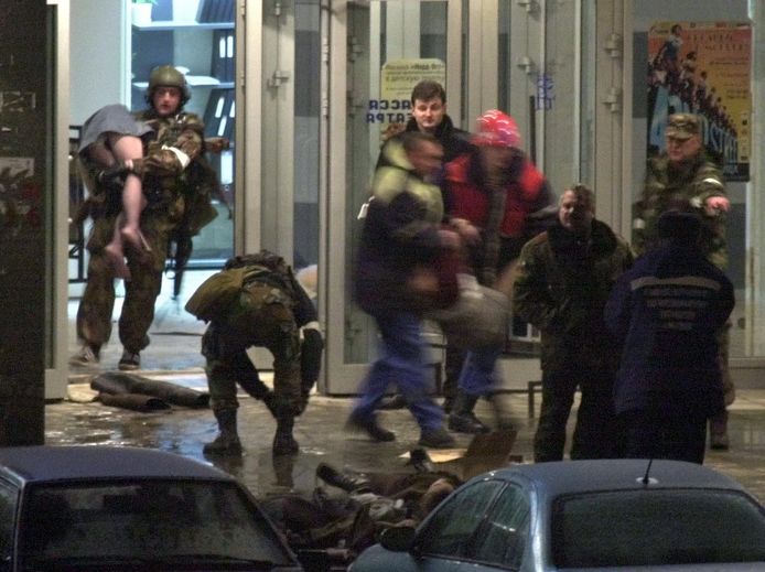 De Russische autoriteiten halen gijzelaars uit het Dubrovka-theater op 23 oktober 2002.