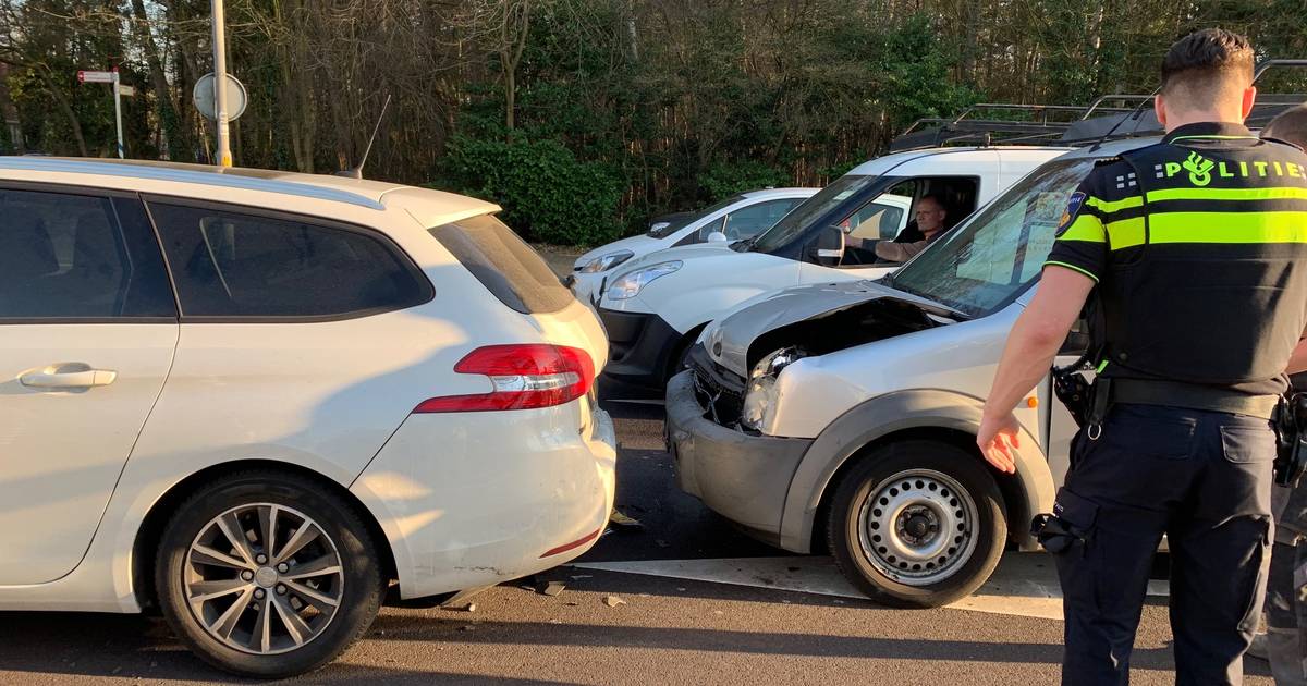 Kop-staartbotsing op N65 tussen twee autos bij Vught.