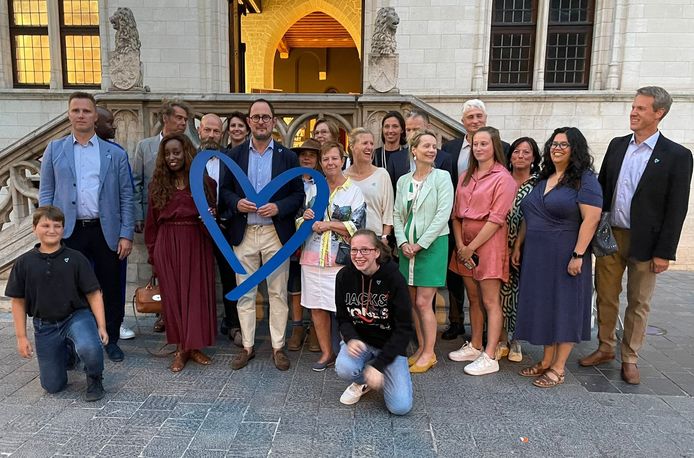 De Blue Heart Campagne werd zaterdagavond toegelicht in het historisch stadhuis van Kortrijk, in aanwezigheid van een ruime delegatie, waaronder minister Van Quickenborne