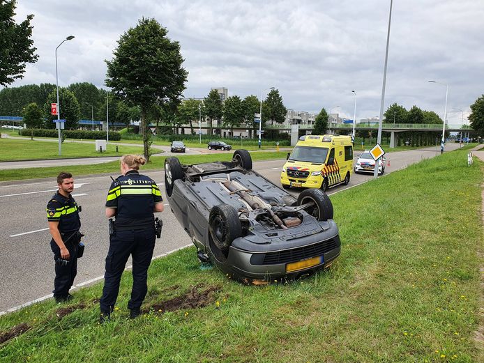 Een automobilist in Lelystad is dinsdagmiddag in een eenzijdig ongeval met zijn auto over de kop geslagen.