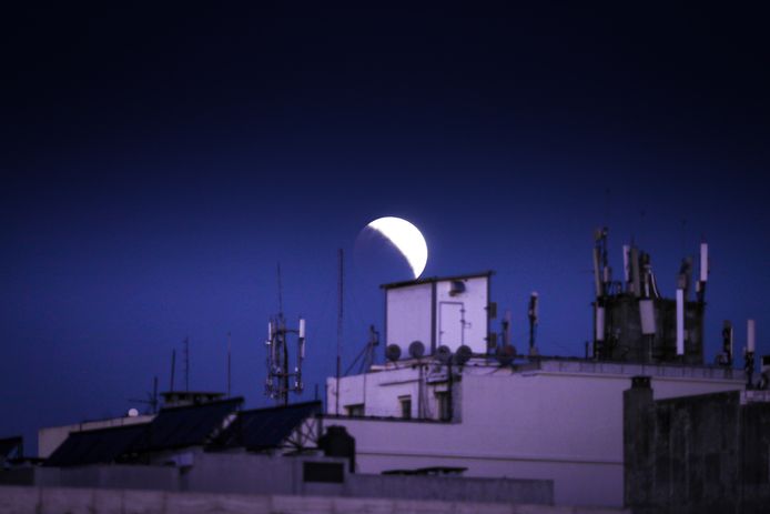 De maansverduistering zoals hij te zien was in Montevideo, Uruguay.