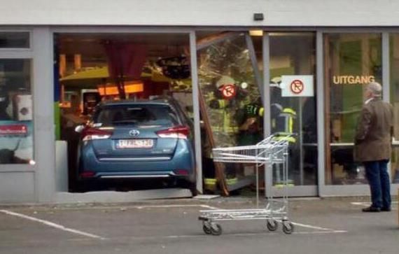 De Toyota is net door de uitgang van het tuincentrum geschoven.