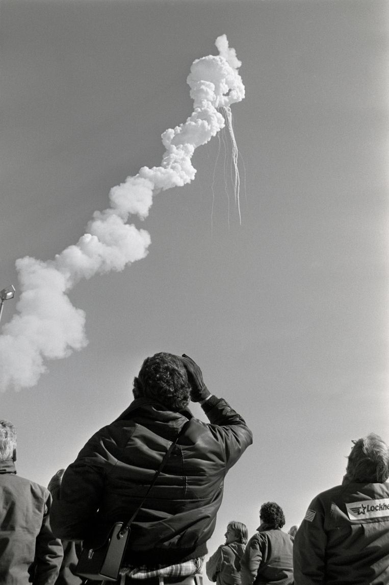 Toeschouwers bij Cape Canaveral – en samen met hen miljoenen televisiekijkers – zien de ramp zich voltrekken. Beeld Bettmann Archive