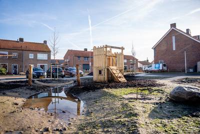 Spelen in het verre verleden van Wamel, met kasteel en echte gracht
