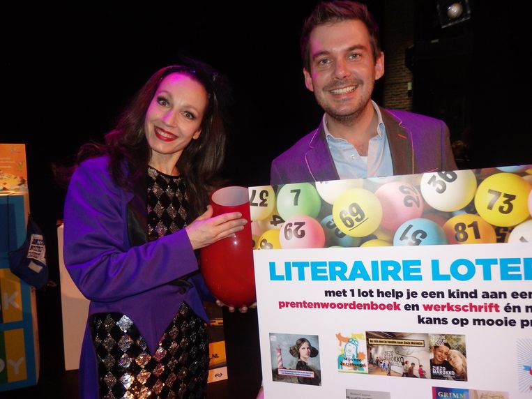 Showmaster Ruben Nicolaï en zijn literaire loterij-­assistente Jantine Kraayeveld Beeld Schuim